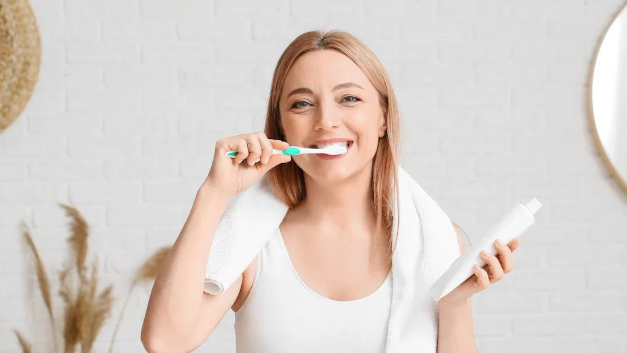 Senhora a lavar os dentes
