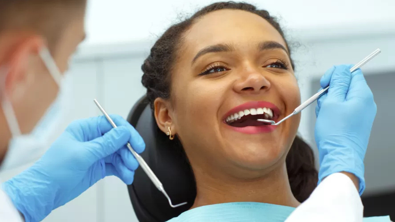 Senhora numa consulta no dentista
