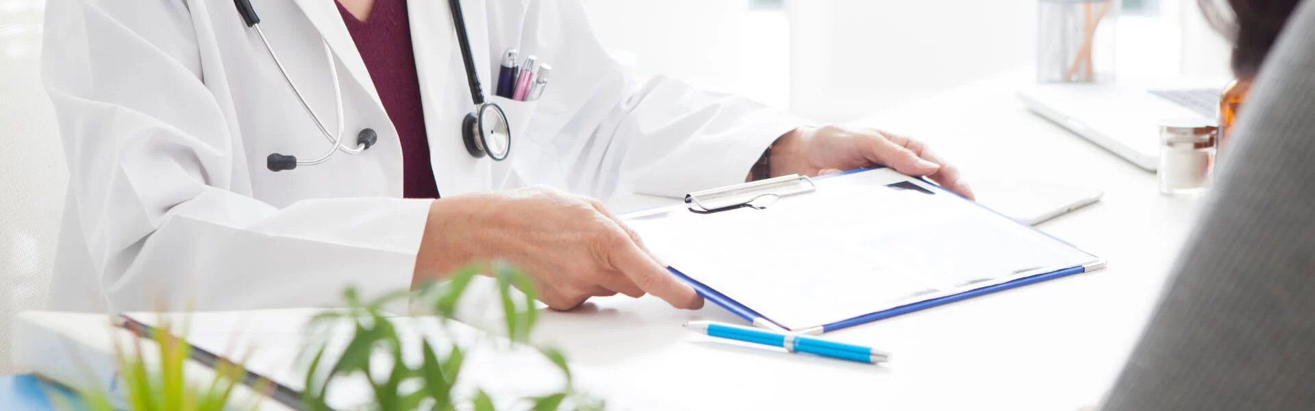 Profissional médico a passar um atestado de carta de condução